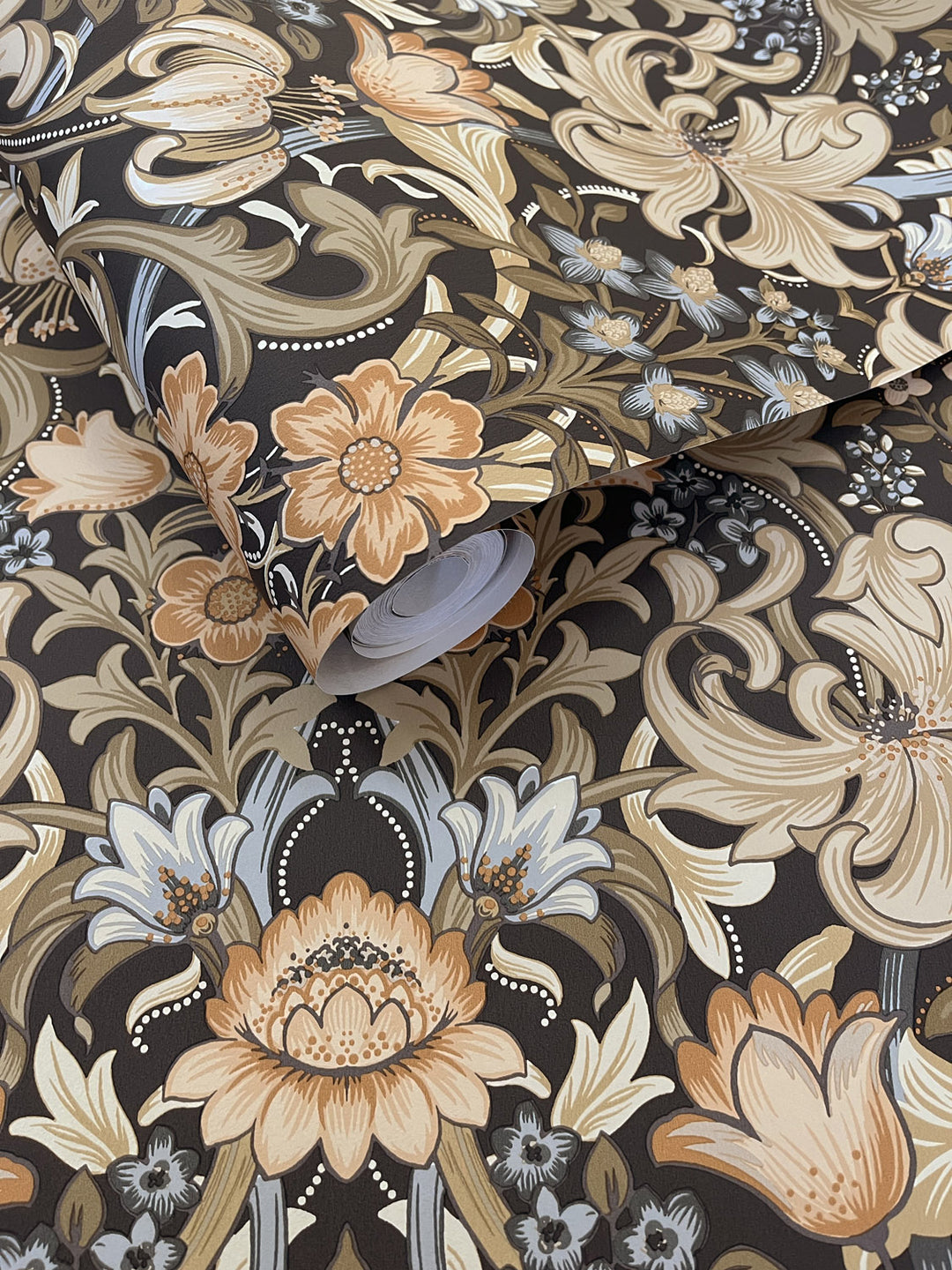 Dutch First Class Tales of the Manor behang Fleurmont Charcoal Orange 91900