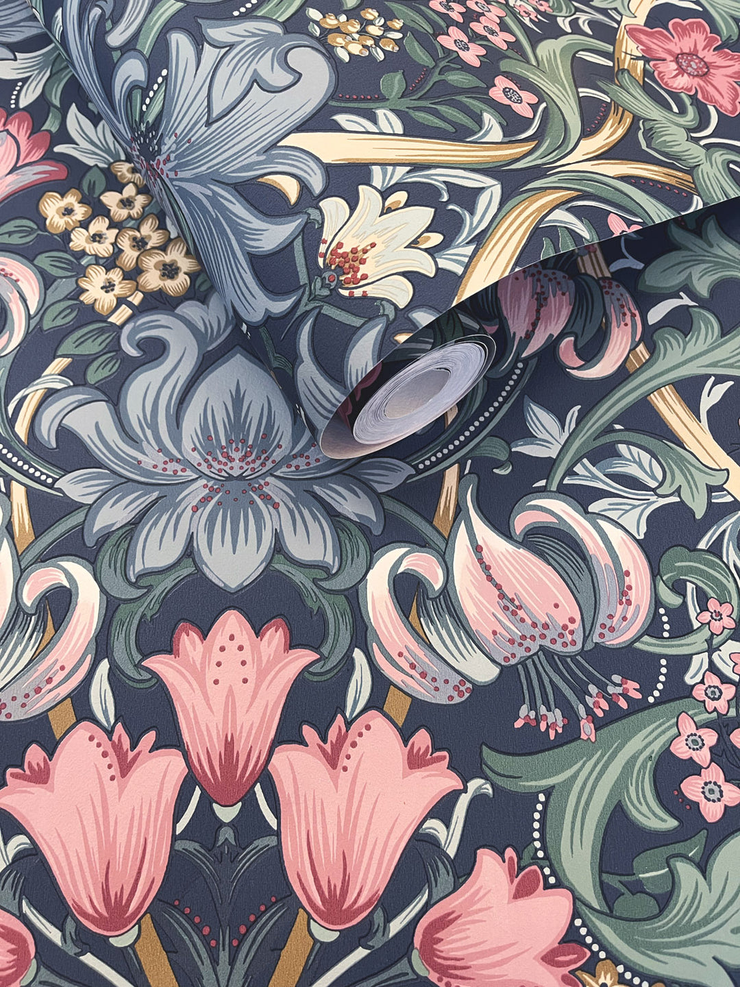 Dutch First Class Tales of the Manor behang Fleurmont Navy Blush 91903