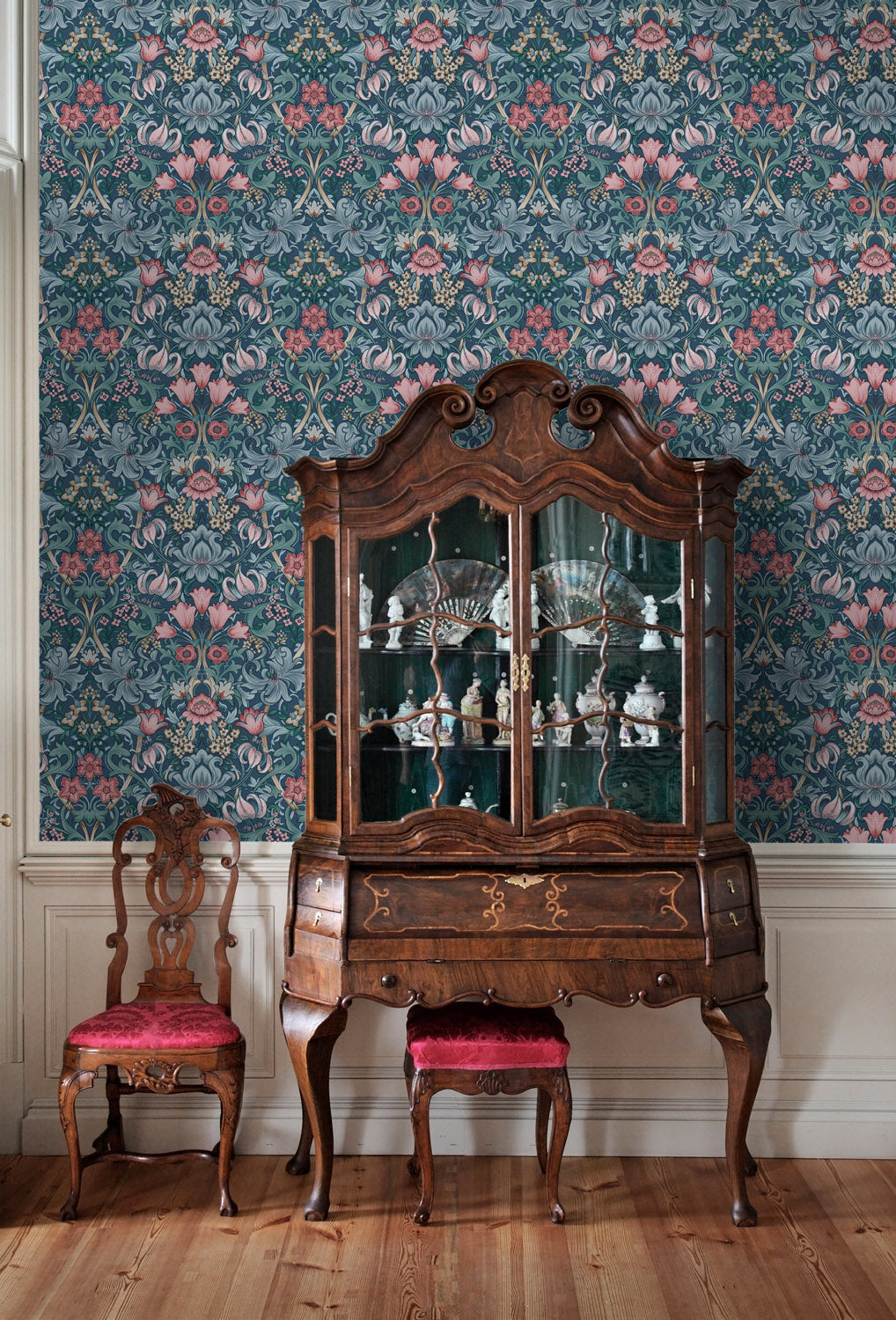 Dutch First Class Tales of the Manor behang Fleurmont Navy Blush 91903